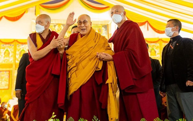 སྔ་འགྱུར་རྙིང་མའི་ཆོས་བརྒྱུད་འཛིན་པ་ཡོངས་ཀྱིས་༧གོང་ས་མཆོག་ལ་བརྟན་བཞུགས་བསྟར་འབུལ་གནང་རྒྱུ་རེད།