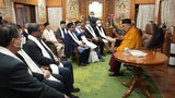 ང་ཚོ་ནི་གོ་ལ་གཅིག་ཏུ་འཚོ་བའི་སྤུན་མཆེད་ཕོ་མོ་ཡིན་པས་ཆོས་ཕྱོགས་ནས་རྩོད་རྙོག་ཡོང་དགོས་དོན་མེད། ༧གོང་ས་མཆོག་གིས།