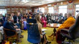 ༧གོང་ས་མཆོག་གིས་འཛམ་གླིང་ས་ཕྱོགས་གང་ས་ནས་ཕེབས་པའི་གཞོན་སྐྱེས་འགོ་ཁྲིད་ཁག་ཅིག་དང་ལྷན་བགྲོ་གླེང་མཛད་འདུག