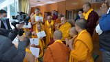༧གོང་ས་མཆོག་གིས་ཐེ་ལེན་ཌི་དང་རྒྱ་གར་གྱི་དགེ་འདུན་པ་ཁག་ཅིག་ལ་དམིགས་བསལ་མཇལ་ཁ་དང་བཀའ་སློབ་བསྩལ།