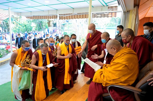 ཁམས་ཀ་ཿཐོག་གཞིས་ཆགས་ཀྱི་དགོན་གྲོང་གཉིས་ཀྱིས་སྤྱི་ནོར་༧གོང་ས་མཆོག་ལ་བརྟན་བཞུགས་བསྟར་འབུལ་ཞུས། ཁམས་ཀ་ཿཐོག་གཞིས་ཆགས་ཀྱི་དགོན་གྲོང་གཉིས་ཀྱིས་སྤྱི་ནོར་༧གོང་ས་མཆོག་ལ་བརྟན་བཞུགས་བསྟར་འབུལ་ཞུས།