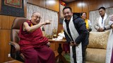 འབྲས་ལྗོངས་མངའ་སྡེའི་སྤྱི་ཁྱབ་བློན་ཆེན་མཆོག་གིས་༧གོང་ས་མཆོག་ལ་རྒྱབ་སྐྱོར་གྱི་བསྒྲགས་གཏམ་སྤེལ་འདུག