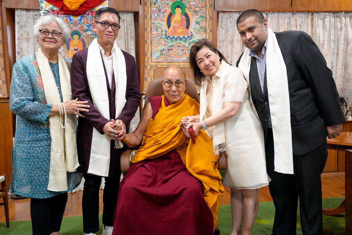 Dalai lama Ramon Magsaysay (1).jpg