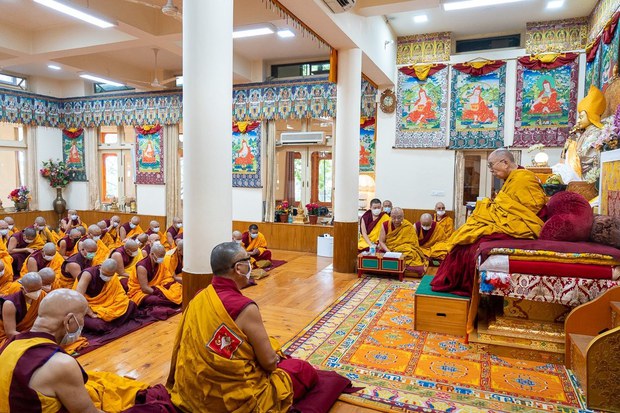 འདས་པའི་ཟླ་བ་གཅིག་གི་དུས་ཡུན་ནང་༧གོང་ས་མཆོག་གིས་རྒྱལ་ཁབ་འདྲ་མིན་གྱི་དགེ་འདུན་པ་དྲུག་བརྒྱ་ལྷག་ལ་བསྙེན་རྫོགས་ཀྱི་སྡོམ་པ་བསྩལ་འདུག འདས་པའི་ཟླ་བ་གཅིག་གི་དུས་ཡུན་ནང་༧གོང་ས་མཆོག་གིས་རྒྱལ་ཁབ་འདྲ་མིན་གྱི་དགེ་འདུན་པ་དྲུག་བརྒྱ་ལྷག་ལ་བསྙེན་རྫོགས་ཀྱི་སྡོམ་པ་བསྩལ་འདུག