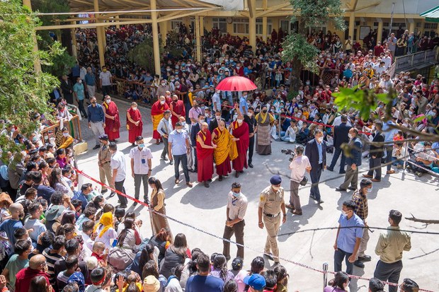 རྒྱལ་ཁབ་འདྲ་མིན་གྱི་དད་ལྡན་པ་ཚོས་༧གོང་ས་མཆོག་མཇལ་ནས་དགའ་གུས་ཆེན་པོ་བྱེད་ཀྱི་འདུག