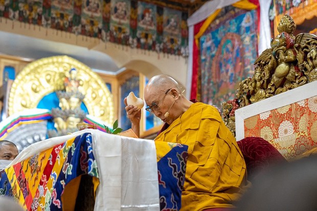 ༧གོང་ས་མཆོག་གིས་བཞུགས་སྒར་དུ་བདེ་མཆོག་ལཱུ་ཨི་པའི་བཀའ་དབང་སྩལ་བཞིན་འདུག