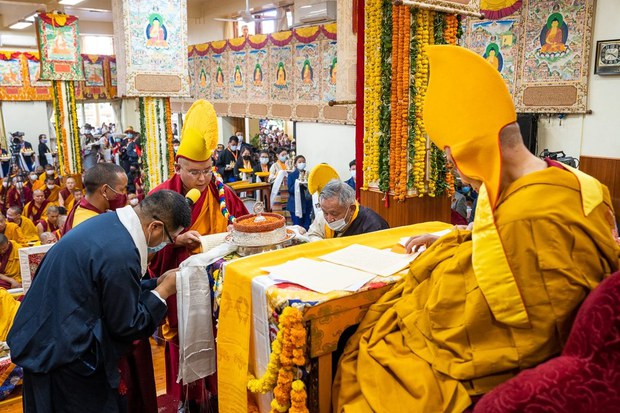བྱང་ཨ་རིའི་བོད་མི་ཡོངས་དང་བོད་ཁྱིམ་སློབ་ཟུར་ཚོགས་པས་༧གོང་ས་མཆོག་ལ་བརྟན་བཞུགས་བསྟར་འབུལ་ཞུས་སོང་། བྱང་ཨ་རིའི་བོད་མི་ཡོངས་དང་བོད་ཁྱིམ་སློབ་ཟུར་ཚོགས་པས་༧གོང་ས་མཆོག་ལ་བརྟན་བཞུགས་བསྟར་འབུལ་ཞུས་སོང་།