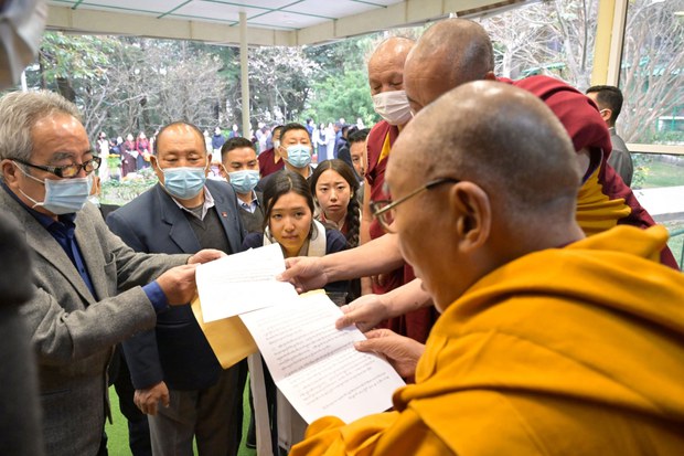 ༧གོང་ས་མཆོག་གི་མ་འོངས་སྐུའི་ཡང་སྲིད་ངེས་པར་དུ་ཕེབས་དགོས་པ་བོད་ཀྱི་མ་འོངས་བའི་མདུན་ལམ་འཚོལ་ཞིབ་ཀྱི་ཚོགས་ཞུགས་པ་ཚོས་གསོལ་འདེབས་ཞུས་འདུག ༧གོང་ས་མཆོག་གི་མ་འོངས་སྐུའི་ཡང་སྲིད་ངེས་པར་དུ་ཕེབས་དགོས་པ་བོད་ཀྱི་མ་འོངས་བའི་མདུན་ལམ་འཚོལ་ཞིབ་ཀྱི་ཚོགས་ཞུགས་པ་ཚོས་གསོལ་འདེབས་ཞུས་འདུག