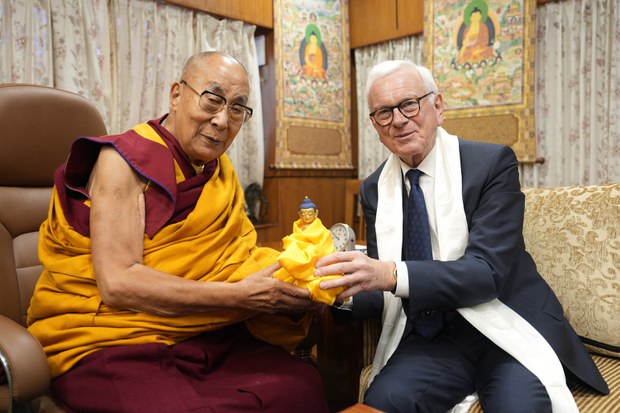 ༸གོང་ས་མཆོག་གིས་ཡུ་རོབ་གྲོས་ཚོགས་ཀྱི་ཚོགས་གཙོ་ཟུར་པར་མཇལ་ཁ་སྩལ་བ། ༸གོང་ས་མཆོག་གིས་ཡུ་རོབ་གྲོས་ཚོགས་ཀྱི་ཚོགས་གཙོ་ཟུར་པར་མཇལ་ཁ་སྩལ་བ།
