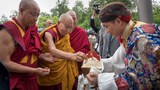 ༧གོང་ས་༧སྐྱབས་མགོན་ཆེན་པོ་མཆོག་ཨ་རིར་ཆིབས་སྒྱུར་གནང་པའི་ཕེབས་ལམ་དུ་༧སྐུ་ངལ་གསོ་ཆེད་སུད་སི་གྲོང་ཁྱེར་ཛུ་རིག་ཏུ་ཞབས་སོར་བདེ་བར་འཁོད་ཡོད།