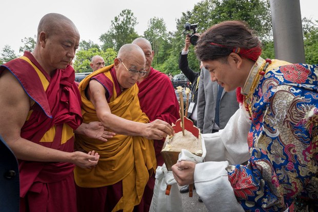 ༧གོང་ས་༧སྐྱབས་མགོན་ཆེན་པོ་མཆོག་ཨ་རིར་ཆིབས་སྒྱུར་གནང་པའི་ཕེབས་ལམ་དུ་༧སྐུ་ངལ་གསོ་ཆེད་སུད་སི་གྲོང་ཁྱེར་ཛུ་རིག་ཏུ་ཞབས་སོར་བདེ་བར་འཁོད་ཡོད།