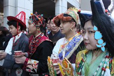 ༧གོང་ས་མཆོག་ཨ་མི་རི་ཀའི་རྒྱལ་སར་ཞབས་སོར་འཁོད་སྐབས། ༢༠༡༥།༢།༣