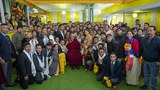 འབྲས་ལྗོངས་མངའ་སྡེ་གཞུང་གིས་༸གོང་ས་མཆོག་ལ་ཆེ་བསྟོད་ཀྱི་ལྗགས་སྨིན་འདེགས་འབུལ་ཞུས་པ།