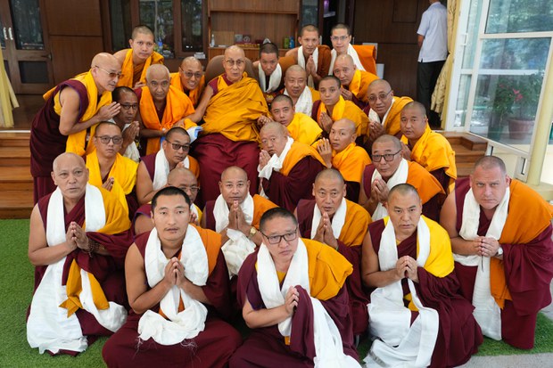 ལེགས་སྦྱར་དང་པ་ལི་ཆོས་རྒྱུད་ཀྱི་ནང་པའི་དགེ་སློང་ཚོའི་བར་ཉམས་མྱོང་བརྗེ་རེས་གནང་མཁན་དགེ་སློང་རྣམ་པར་༧གོང་ས་མཆོག་གིས་མཇལ་ཁ་སྩལ་འདུག ལེགས་སྦྱར་དང་པ་ལི་ཆོས་རྒྱུད་ཀྱི་ནང་པའི་དགེ་སློང་ཚོའི་བར་ཉམས་མྱོང་བརྗེ་རེས་གནང་མཁན་དགེ་སློང་རྣམ་པར་༧གོང་ས་མཆོག་གིས་མཇལ་ཁ་སྩལ་འདུག