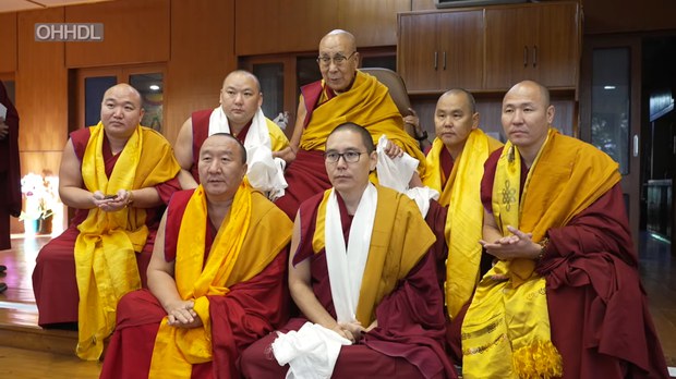 ༸གོང་ས་མཆོག་གིས། སོག་པོའི་དགེ་བཤེས་ལྷ་རམས་པ་དང་བཀའ་བཅུ་པ་རྣམས་ལ་མཇལ་ཁ་དང་བཀའ་སློབ་སྩལ་འདུག ༸གོང་ས་མཆོག་གིས། སོག་པོའི་དགེ་བཤེས་ལྷ་རམས་པ་དང་བཀའ་བཅུ་པ་རྣམས་ལ་མཇལ་ཁ་དང་བཀའ་སློབ་སྩལ་འདུག