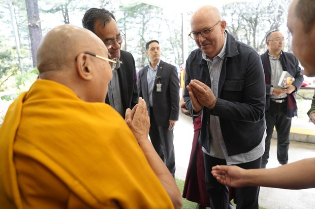 ༸གོང་ས་༸སྐྱབས་མགོན་ཆེན་པོ་མཆོག་གིས་ཇར་མན་བདེ་ལེགས་སྨན་ཁང་གི་གྲོགས་པོ་ཚོགས་པའི་ཚོགས་མི་གཙོས་པའི་དད་ལྡན་མི་མང་ ༣༠༠ ཙམ་ལ་མཇལ་ཁ་སྩལ།