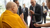 ༸གོང་ས་༸སྐྱབས་མགོན་ཆེན་པོ་མཆོག་གིས་ཇར་མན་བདེ་ལེགས་སྨན་ཁང་གི་གྲོགས་པོ་ཚོགས་པའི་ཚོགས་མི་གཙོས་པའི་དད་ལྡན་མི་མང་ ༣༠༠ ཙམ་ལ་མཇལ་ཁ་སྩལ།