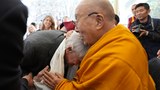 སྤྱི་ནོར་༸གོང་ས་༸སྐྱབས་མགོན་ཆེན་པོ་མཆོག་གིས་དེ་རིང་བསྐྱར་དུ་སྐུ་ཚེ་ཡུན་རིང་བརྟན་རྒྱུའི་ཞལ་བཞེས་བཀའ་བཟང་སྩལ་འདུག