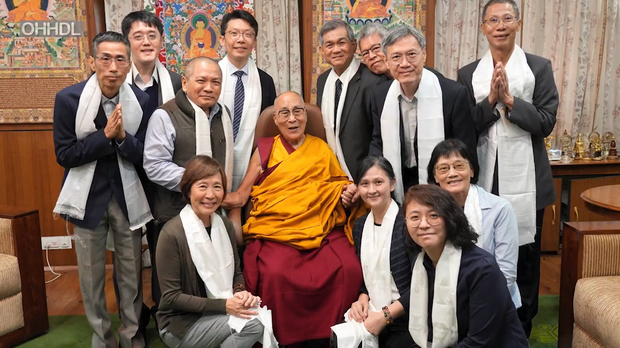 ༸གོང་ས་མཆོག་གིས་ཐའེ་ཝན་གྱི་རྒྱ་རིགས་ཚན་རིག་པ་ཁག་གཅིག་ལ་མཇལ་ཁ་སྩལ་བ།