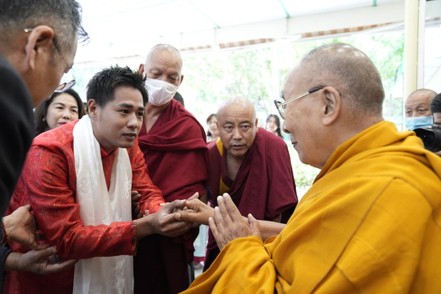 ༸གོང་ས་མཆོག་གིས་ཝེཏ་ནམ་ནས་ཕེབས་པའི་དད་ལྡན་ཁག་ཅིག་ལ་མཇལ་ཁ་བསྩལ་བ། ༸གོང་ས་མཆོག་གིས་ཝེཏ་ནམ་ནས་ཕེབས་པའི་དད་ལྡན་ཁག་ཅིག་ལ་མཇལ་ཁ་བསྩལ་བ།