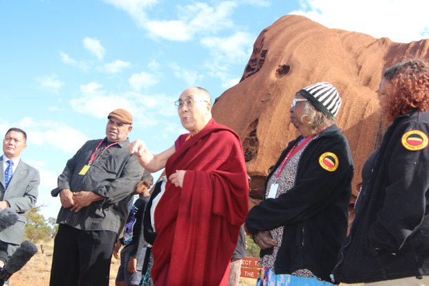 ༧གོང་ས་མཆོག་ཨའོསི་ཊརེ་ལི་ཡའི་གདོད་མའི་མི་རིགས་གནས་ཁུལ་ཨུ་ལུ་རུ་Uluruལ་ཕེབ་སཔ། ༢༠༡༥།༦།༡༣