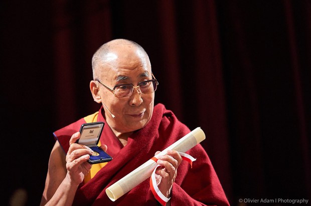 ཨི་ཊཱ་ལིའི་མི་ལཱན་གྲོང་ཁྱེར་གྱིས་༧གོང་ས་མཆོག་ལ་གྲོང་ཁྱེར་གྱི་ཆེས་མཐོའི་མི་སེར་གྱི་ཕྱག་འཁྱེར་འབུལ་སྐབས། ༢༠༡༦།༡༠།༢༠ ཨི་ཊཱ་ལིའི་མི་ལཱན་གྲོང་ཁྱེར་གྱིས་༧གོང་ས་མཆོག་ལ་གྲོང་ཁྱེར་གྱི་ཆེས་མཐོའི་མི་སེར་གྱི་ཕྱག་འཁྱེར་འབུལ་སྐབས། ༢༠༡༦།༡༠།༢༠