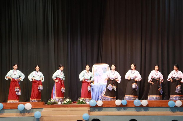 མེང་ལོར་དུ་མཐོ་སློབ་འགྲིམས་བཞིན་པའི་སློབ་མ་ཚོས་མཉམ་དུ་༧གོང་ས་མཆོག་གི་འཁྲུངས་སྐར་སྲུང་བརྩི་ཞུས་འདུག མེང་ལོར་དུ་མཐོ་སློབ་འགྲིམས་བཞིན་པའི་སློབ་མ་ཚོས་མཉམ་དུ་༧གོང་ས་མཆོག་གི་འཁྲུངས་སྐར་སྲུང་བརྩི་ཞུས་འདུག