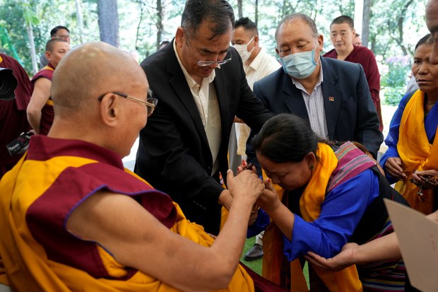 བལ་བོད་ས་མཚམས་ཀྱི་དད་ལྡན་པ་ཁག་ཅིག་གིས་༧གོང་ས་མཆོག་ལ་དངོས་སུ་མཇལ་བར་དགའ་ཚོར་བྱེད་བཞིན་འདུག བལ་བོད་ས་མཚམས་ཀྱི་དད་ལྡན་པ་ཁག་ཅིག་གིས་༧གོང་ས་མཆོག་ལ་དངོས་སུ་མཇལ་བར་དགའ་ཚོར་བྱེད་བཞིན་འདུག