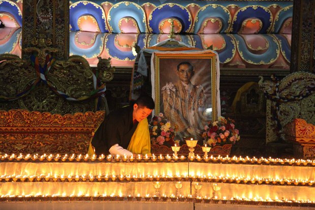 འབྲུག་རྒྱལ་བོ་མཆོག་གིས་ཐེ་ལེན་ཊེའི་རྒྱལ་པོ་འདས་གྲོངས་སུ་གྱུར་བར་མཆོད་འབུལ་གནང་བཞིན་པ། ༢༠༡༦།༡༠།༡༣ འབྲུག་རྒྱལ་བོ་མཆོག་གིས་ཐེ་ལེན་ཊེའི་རྒྱལ་པོ་འདས་གྲོངས་སུ་གྱུར་བར་མཆོད་འབུལ་གནང་བཞིན་པ། ༢༠༡༦།༡༠།༡༣