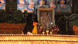 འབྲུག་རྒྱལ་བོ་མཆོག་གིས་ཐེ་ལེན་ཊེའི་རྒྱལ་པོ་འདས་གྲོངས་སུ་གྱུར་བར་མཆོད་འབུལ་གནང་བཞིན་པ། ༢༠༡༦།༡༠།༡༣