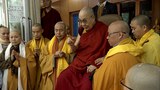  ༧གོང་ས་མཆོག་ནས་ཝིཡེཏ་ནམ་མཇལ་བཅར་བ་ཚོར་མི་ཎིའི་ལྗགས་ལུང་དང་ཡིག་དྲུག་གི་འགྲེལ་པ་བསྩལ་གནང་མཛད་པ།