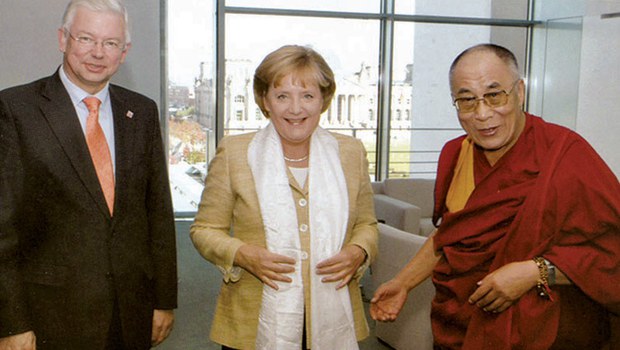 ༧གོང་ས་སྐྱབས་མགོན་ཆེན་པོ་མཆོག་དང་འཇར་མན་གྱི་སྲིད་བློན་ལྕམ་ཨན་གེ་ལ་མར་ཀེལ་(Angela Merkel)མཇལ་འཕྲད་སྐབས། ༢༠༠༧ ༧གོང་ས་སྐྱབས་མགོན་ཆེན་པོ་མཆོག་དང་འཇར་མན་གྱི་སྲིད་བློན་ལྕམ་ཨན་གེ་ལ་མར་ཀེལ་(Angela Merkel)མཇལ་འཕྲད་སྐབས། ༢༠༠༧