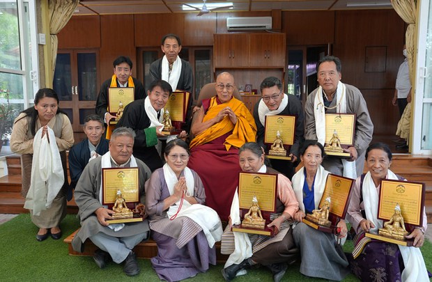 ༸གོང་ས་མཆོག་གིས་བོད་མིའི་སྒྲིག་འཛུགས་ཀྱི་ལས་བྱེད་ཞབས་ལོ་ཉི་ཤུ་འཁོར་བ་རྣམས་ལ་སྲོང་བཙན་སྒམ་པོའི་སྐུ་བརྙན་སྩལ་བ།