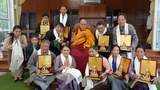 ༸གོང་ས་མཆོག་གིས་བོད་མིའི་སྒྲིག་འཛུགས་ཀྱི་ལས་བྱེད་ཞབས་ལོ་ཉི་ཤུ་འཁོར་བ་རྣམས་ལ་སྲོང་བཙན་སྒམ་པོའི་སྐུ་བརྙན་སྩལ་བ།