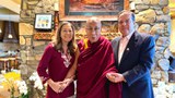 ཕྱི་ལོ་ ༢༠༢༤ ཟླ་ ༨ ཚེས་ ༢༠ ཉིན་གྱི་སྔ་དྲོ་སྤྱི་ནོར་༧གོང་ས་༧སྐྱབས་མགོན་ཆེན་པོ་མཆོག་ཨ་རིའི་ནིའུ་ཡོག་གྲོང་ཁྱེར་དུ་ཆིབས་བསྒྱུར་མཛད་པ།