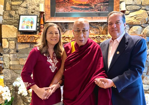 ནིའུ་ཡོག་མངའ་སྡེའི་བྱང་ཕྱོགས་སའེ་ར་ཁྱུ་སི་ (Syracuse) ས་གནས་ཀྱི་ནེ་པི་གཞིས་ཀར་ (Nappi Farmhouse)ལ་བདུན་ཕྲག་དྲུག་རིང་སྐུའི་ངལ་གསོ་བཞུགས་མཛད་རྗེས་ནིའུ་ཡོག་ཏུ་ཆིབས་ཐོན་མ་གནང་གོང་༧གོང་ས་༧སྐྱབས་མགོན་ཆེན་པོ་མཆོག་དང་ལྷན་སེམ་ནེ་པི་(Sam Nappi) དང་ཁེ་རོལ་ནེ་པི་(Carol Nappi) གཉིས་ཀྱིས་ནེ་པི་གཞིས་ཀར་སྒྲོན་པའི་སྐུ་པར། ༢༠༢༤།༠༨།༢༠