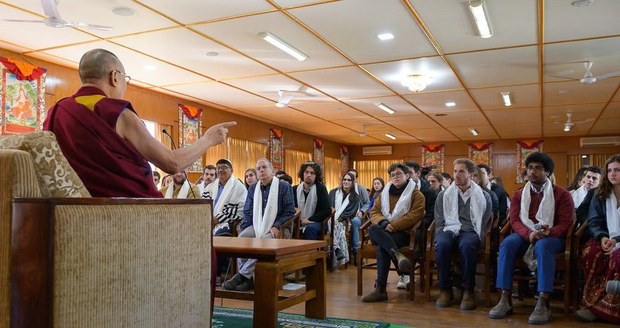 ༧གོང་ས་མཆོག་གིས་ཨ་རི་གཙོས་ཕྱིའི་སློབ་ཕྲུག་མང་པོར་མཇལ་ཁ་དང་བཀའ་སློབ་སྩལ་སྐབས། ༢༠༡༩།༡།༢༨
