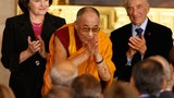 ཨ་རིའི་གྲོས་ཚོགས་ཀྱིས་༧གོང་ས་མཆོག་ལ་གསེར་གྱི་གཟེངས་རྟགས་འབུལ་སྐབས། ༢༠༠༧།༡༠།༡༧