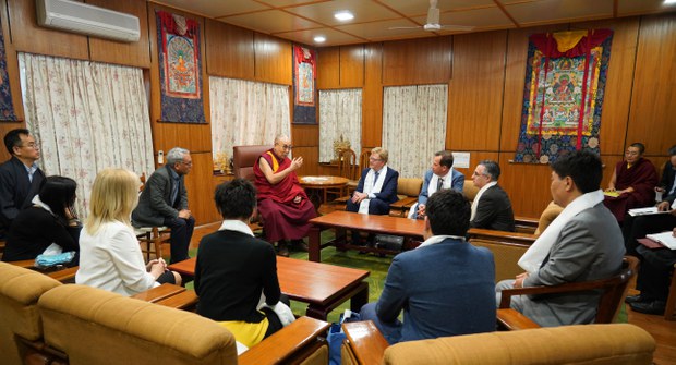 ཡོ་རོབ་གྲོས་ཚོགས་འཐུས་མིའི་སྐུ་ཚབ་ཚོགས་ཆུང་གིས་བཞུགས་སྒར་ཕོ་བྲང་དུ་༧གོང་ས་མཆོག་དང་མཇལ་མོལ་སྐབས། ༢༠༡༨།༥།༩ ཡོ་རོབ་གྲོས་ཚོགས་འཐུས་མིའི་སྐུ་ཚབ་ཚོགས་ཆུང་གིས་བཞུགས་སྒར་ཕོ་བྲང་དུ་༧གོང་ས་མཆོག་དང་མཇལ་མོལ་སྐབས། ༢༠༡༨།༥།༩