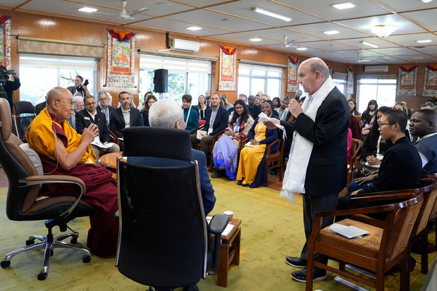 འགྲོ་བ་མི་གཅིག་གྱུར་གྱི་འདུ་ཤེས་སྤེལ་རྒྱུ་གལ་ཆེན་ཡིན་པའི་སྐོར། ༸གོང་ས་མཆོག་གིས་ཏཱ་ལའི་བླ་མ་ཧྥུ་ལོ་ཞེས་པའི་ལས་གཞིའི་ཁོངས་ཀྱི་སློབ་ཕྲུག་དང་དགེ་རྒན་ཆེན་མོ་བ་སོགས་བཀའ་བསྩལ་བ། འགྲོ་བ་མི་གཅིག་གྱུར་གྱི་འདུ་ཤེས་སྤེལ་རྒྱུ་གལ་ཆེན་ཡིན་པའི་སྐོར། ༸གོང་ས་མཆོག་གིས་ཏཱ་ལའི་བླ་མ་ཧྥུ་ལོ་ཞེས་པའི་ལས་གཞིའི་ཁོངས་ཀྱི་སློབ་ཕྲུག་དང་དགེ་རྒན་ཆེན་མོ་བ་སོགས་བཀའ་བསྩལ་བ།