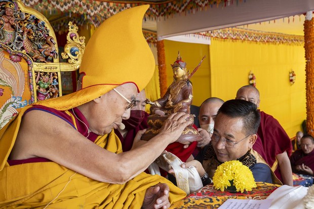 ༸གོང་ས་མཆོག་གིས་སེམས་པ་བཟང་པོ་བྱ་རྒྱུ་དང་ཆོས་ལུགས་ཕན་ཚུན་འཆམ་མཐུན་དགོས་གལ་ཆེ་བའི་སྐོར། འབྲས་ལྗོངས་མང་ཚོགས་ལ་བཀའ་ཆོས་སྩལ་བའི་སྐབས་གསུངས་པ། ༸གོང་ས་མཆོག་གིས་སེམས་པ་བཟང་པོ་བྱ་རྒྱུ་དང་ཆོས་ལུགས་ཕན་ཚུན་འཆམ་མཐུན་དགོས་གལ་ཆེ་བའི་སྐོར། འབྲས་ལྗོངས་མང་ཚོགས་ལ་བཀའ་ཆོས་སྩལ་བའི་སྐབས་གསུངས་པ།