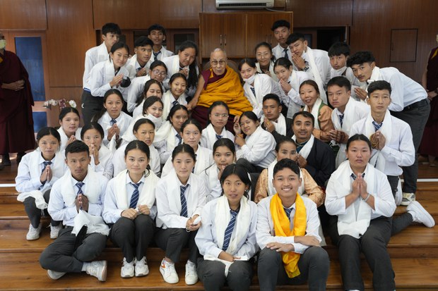 ཤེས་ཡོན་ནི་དེབ་ནང་ཡོད་པ་ཡིན་ཤག་བྱེད་པ་དེ་ཙམ་མིན་པར། སོ་སོས་བསམ་བློ་བཏང་སྟེ་གནས་ཚུལ་མང་པོ་དཔྱད་བསྡུར་བྱེད་རྒྱུ་གལ་ཆེན་རེད་ཅེས། ༸གོང་ས་མཆོག་གིས། ཤེས་ཡོན་ནི་དེབ་ནང་ཡོད་པ་ཡིན་ཤག་བྱེད་པ་དེ་ཙམ་མིན་པར། སོ་སོས་བསམ་བློ་བཏང་སྟེ་གནས་ཚུལ་མང་པོ་དཔྱད་བསྡུར་བྱེད་རྒྱུ་གལ་ཆེན་རེད་ཅེས། ༸གོང་ས་མཆོག་གིས།