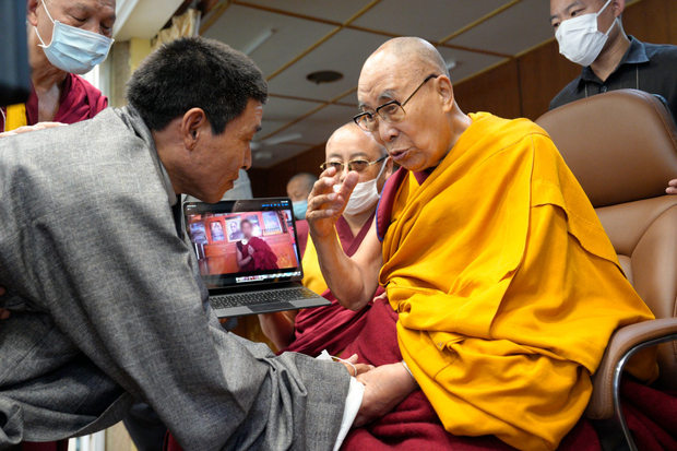 ཆབ་སྲིད་བཙོན་ཟུར་དོན་གྲུབ་དབང་ཆེན་ལགས་ཀྱིས་༸གོང་ས་མཆོག་ལ་མཇལ་ཁ་ཞུས་ཏེ། བོད་ནང་གི་བོད་མི་ཚོའི་མངོན་འདོད་སྐོར་གྱི་བརྙན་པར་སྤྱན་འབུལ་ཞུས་འདུག ཆབ་སྲིད་བཙོན་ཟུར་དོན་གྲུབ་དབང་ཆེན་ལགས་ཀྱིས་༸གོང་ས་མཆོག་ལ་མཇལ་ཁ་ཞུས་ཏེ། བོད་ནང་གི་བོད་མི་ཚོའི་མངོན་འདོད་སྐོར་གྱི་བརྙན་པར་སྤྱན་འབུལ་ཞུས་འདུག