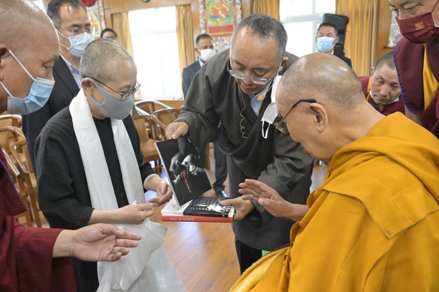 ༧གོང་ས་མཆོག་གིས་རྒྱ་ནག་གི་མང་གཙོ་དོན་གཉེར་བ་དང་ནོ་སྦེལ་ཞི་བདེའི་གཟེངས་རྟགས་བཞེས་མཁན། འདས་པོ་ལིའུ་ཞོ་པོ་ལགས་ཀྱི་ལྕམ་ལིའུ་ཞ་སོགས་ལ་མཇལ་ཁ་བཀའ་སློབ་སྩལ་ཡོད་པ།