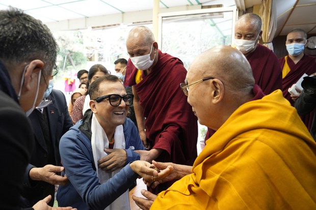 ༸གོང་ས་མཆོག་གིས་རྒྱ་གར་གྱི་མེ་ཁོ་རོ་སོ་ཧྤོ་ཊི་ཡར་རྒྱས་ལྟེ་གནས་ཀྱི་འཛིན་སྐྱོང་འགན་འཛིན་ལ་མཇལ་ཁ་སྩལ་བ། ༸གོང་ས་མཆོག་གིས་རྒྱ་གར་གྱི་མེ་ཁོ་རོ་སོ་ཧྤོ་ཊི་ཡར་རྒྱས་ལྟེ་གནས་ཀྱི་འཛིན་སྐྱོང་འགན་འཛིན་ལ་མཇལ་ཁ་སྩལ་བ།