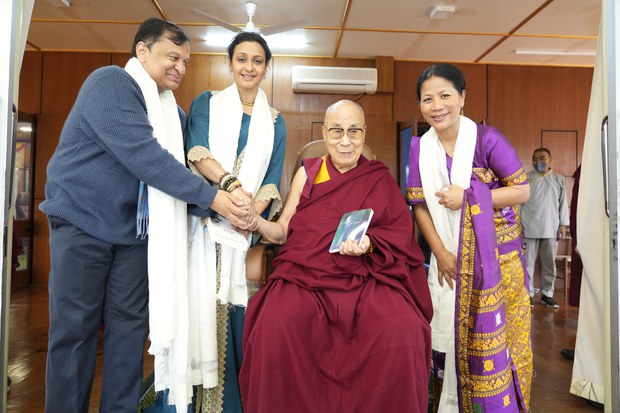 ༧གོང་ས་མཆོག་གིས་གསུང་བ་བཞིན་ནང་སེམས་ཞི་བདེ་བརྒྱུད། ཕྱིའི་མཐའ་འཁོར་གྱི་མི་ཚང་མ་ལའང་ཞི་བདེ་བསྐྲུན་རྒྱུ་དེ་ཧ་ཅང་གལ་ཆེན་རེད་ཅེས། རྒྱ་གར་གྱི་གློག་བརྙན་འཁྲབ་སྟོན་པ་ཞིག་གིས་གསུངས། ༧གོང་ས་མཆོག་གིས་གསུང་བ་བཞིན་ནང་སེམས་ཞི་བདེ་བརྒྱུད། ཕྱིའི་མཐའ་འཁོར་གྱི་མི་ཚང་མ་ལའང་ཞི་བདེ་བསྐྲུན་རྒྱུ་དེ་ཧ་ཅང་གལ་ཆེན་རེད་ཅེས། རྒྱ་གར་གྱི་གློག་བརྙན་འཁྲབ་སྟོན་པ་ཞིག་གིས་གསུངས།