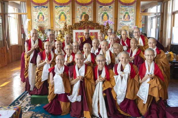 ༸གོང་ས་མཆོག་ནས་རྒྱ་རིགས་གྲྭ་བཙུན་ཞལ་གྲངས་ ༧༦ ལ་དགེ་ཚུལ་སློང་གི་སྡོམ་པ་བསྩལ།