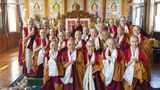 ༸གོང་ས་མཆོག་ནས་རྒྱ་རིགས་གྲྭ་བཙུན་ཞལ་གྲངས་ ༧༦ ལ་དགེ་ཚུལ་སློང་གི་སྡོམ་པ་བསྩལ།