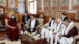 རྒྱ་གར་གྱི་ཁྲིམས་འཛིན་བློན་ཆེན་མཆོག་གིས་༧གོང་ས་མཆོག་གི་མཇལ་ཁ་ཞུས་འདུག