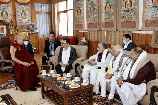 རྒྱ་གར་གྱི་ཁྲིམས་འཛིན་བློན་ཆེན་མཆོག་གིས་༧གོང་ས་མཆོག་གི་མཇལ་ཁ་ཞུས་འདུག
